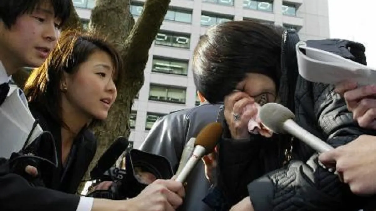 2004年2月,東京地鐵沙林毒氣事件受害者大上雅子(右)在東京地方法院前接受採訪時痛哭失聲。當天,東京地方法院一審判處歐姆真理教原教主麻原彰晃死刑。(騰訊大家網)