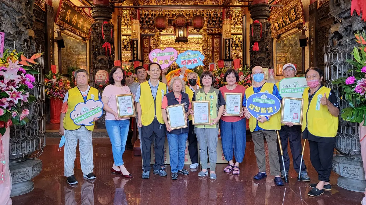 台南市議長邱莉莉服務處攜手南廠保安宮和熱心信眾合捐一批米、麵給台南市身心障礙者體育協會。(圖/邱莉莉服務處提供)