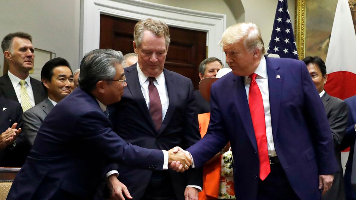 日本駐美大使杉山晉輔和美國貿易代表萊特海澤簽署貿易協定後,與美國總統川普握手致意。(資料照,美聯社) 日本駐美大使杉山晉輔和美國貿易代表萊特海澤簽署貿易協定後,與美國總統川普握手致意。(資料照,美聯社)