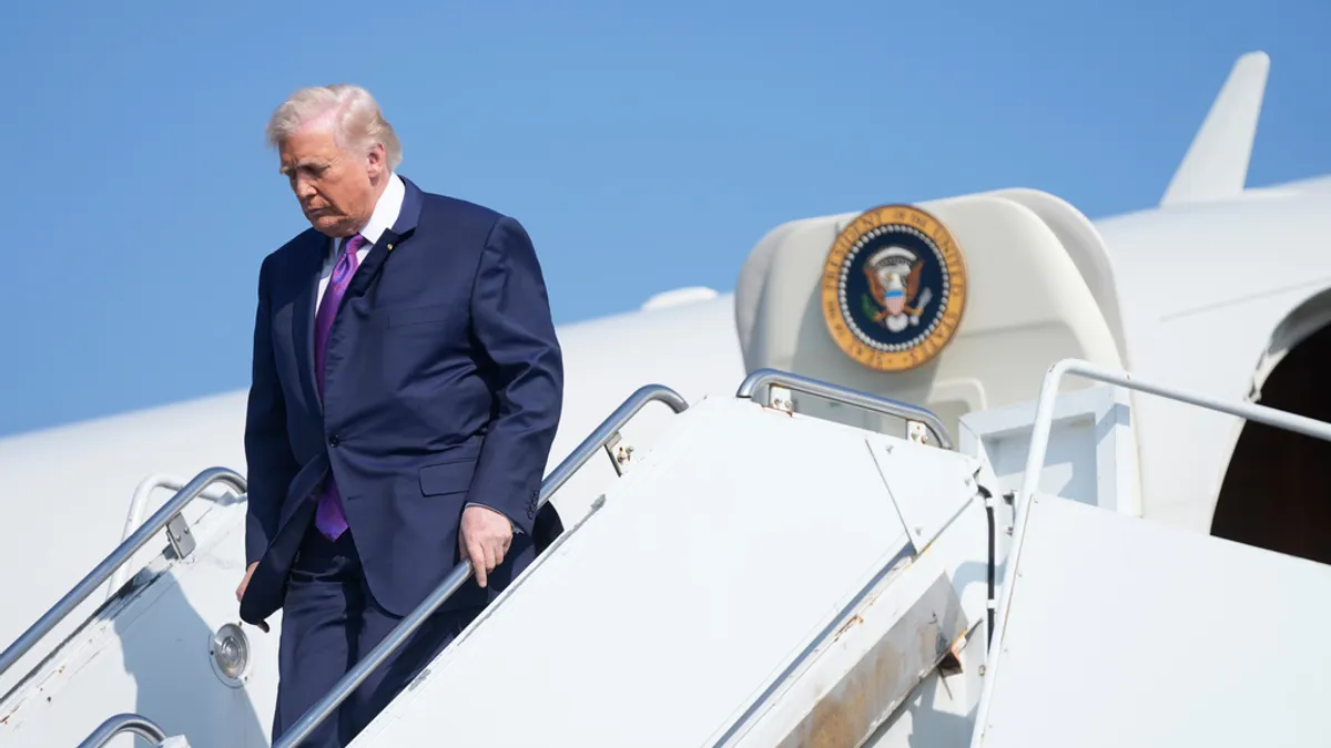 美國總統川普從空軍一號專機走下。(美聯社)