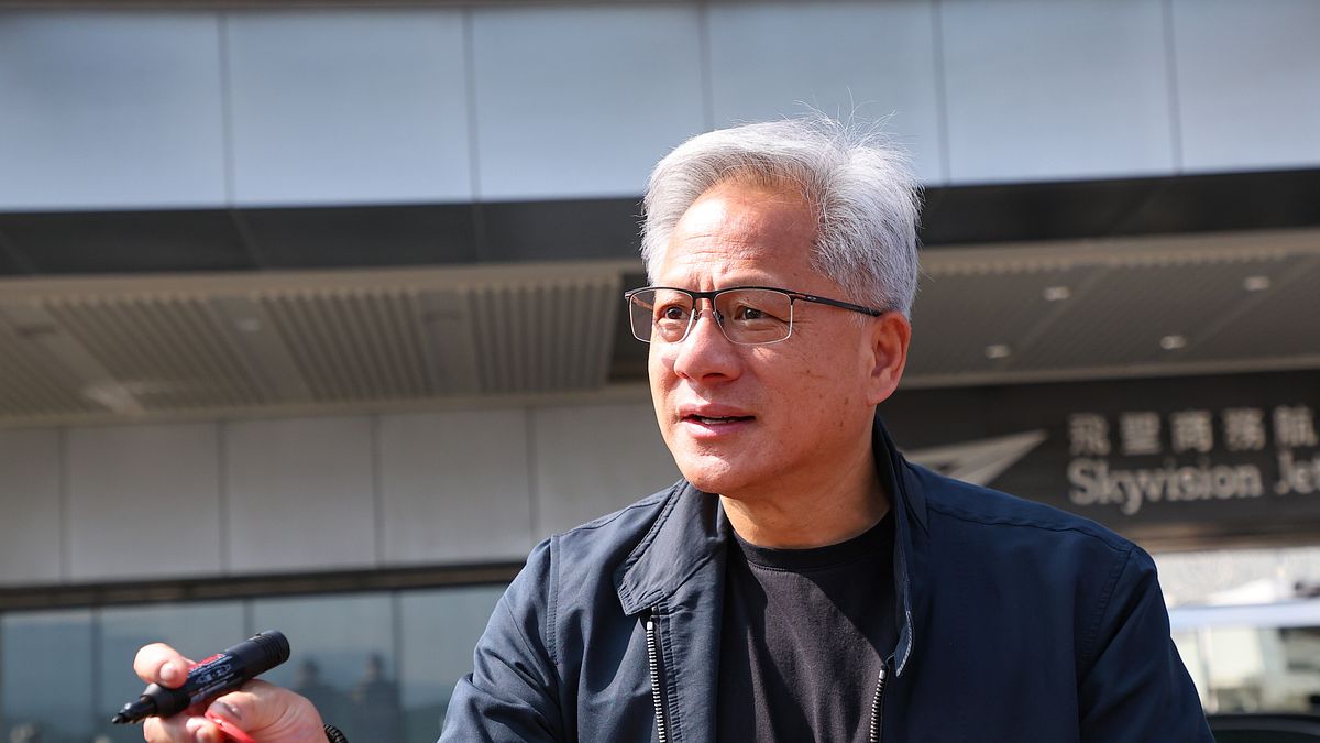 黃仁勳斷言中國將贏得AI競賽 批評歐美政府太多監管限制