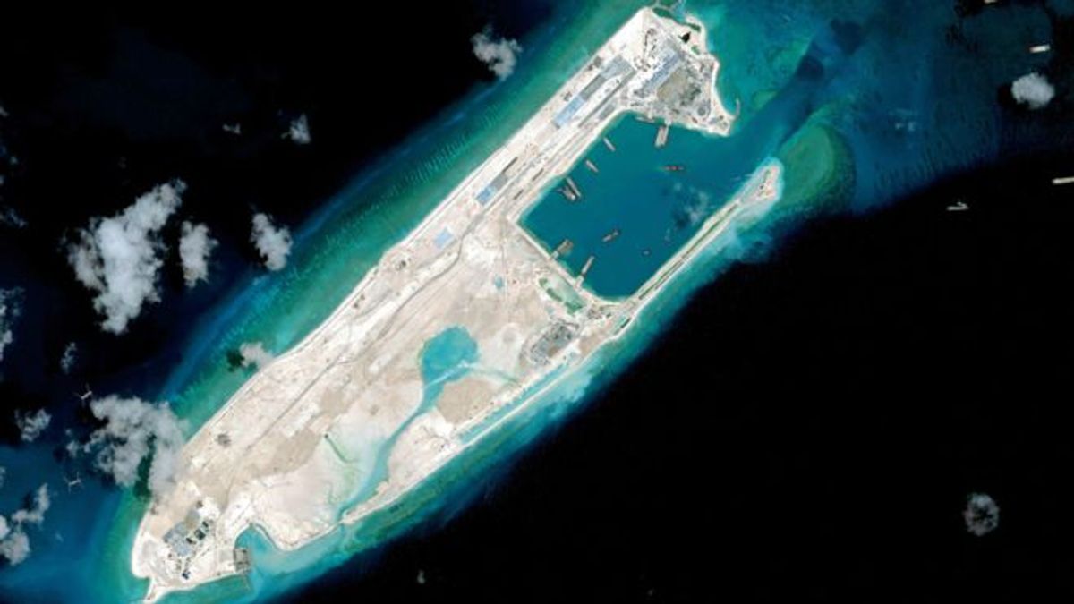 中國自2013年起對永暑礁填海造地。(BBC中文網) 中國自2013年起對永暑礁填海造地。(BBC中文網)