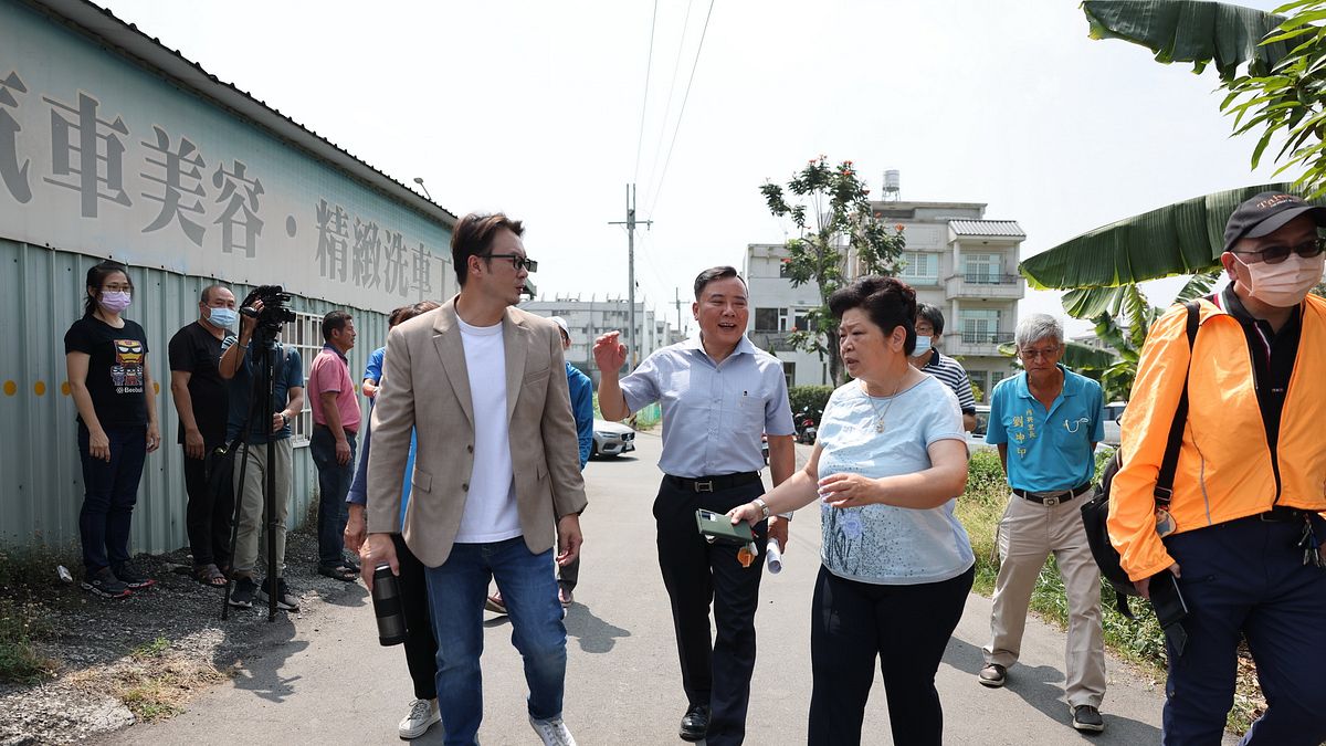 投縣府工務處長張弘岳與縣議員簡千翔17日針對中學西路通往營中路便道召開說明會聽取居民意見並實地會勘。(圖/南投縣政府) 投縣府工務處長張弘岳與縣議員簡千翔17日針對中學西路通往營中路便道召開說明會聽取居民意見並實地會勘。(圖/南投縣政府)