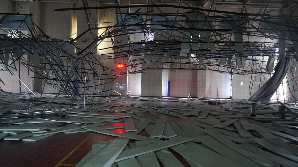 桃園八德國民運動中心5樓羽球場天花板在去(2022)年地震後崩塌。(資料照,取自賴香伶臉書) 桃園八德國民運動中心5樓羽球場天花板在去(2022)年地震後崩塌。(資料照,取自賴香伶臉書)