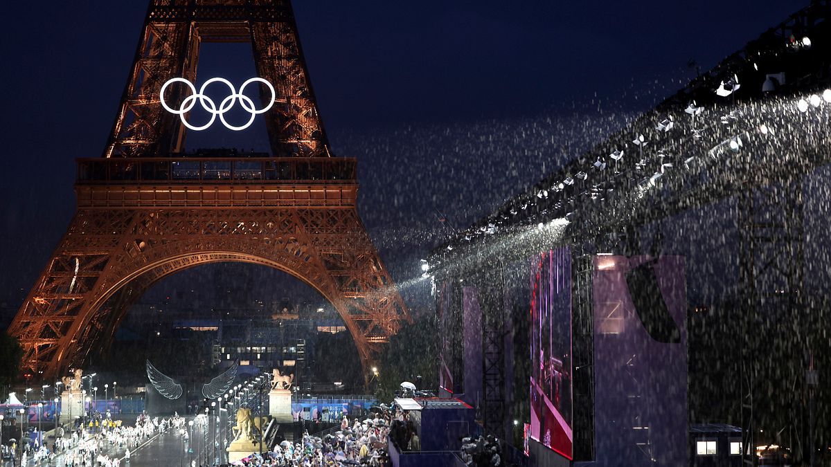 2024年7月26日,巴黎奧運觀眾冒雨觀看開幕式。(美聯社) 2024年7月26日,巴黎奧運觀眾冒雨觀看開幕式。(美聯社)