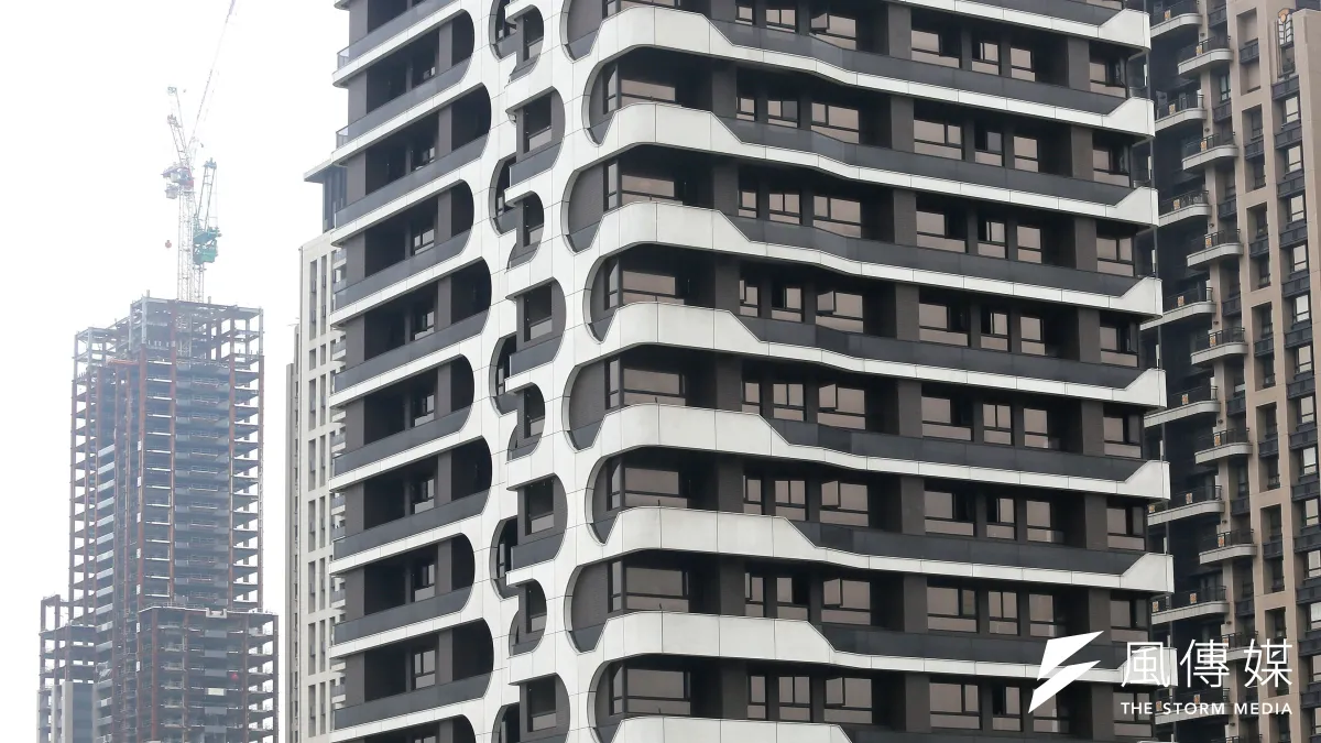判斷社區設施是否合法,專家建議民眾可上政府建管單位網站查詢被列管違建的名單。(柯承惠攝)