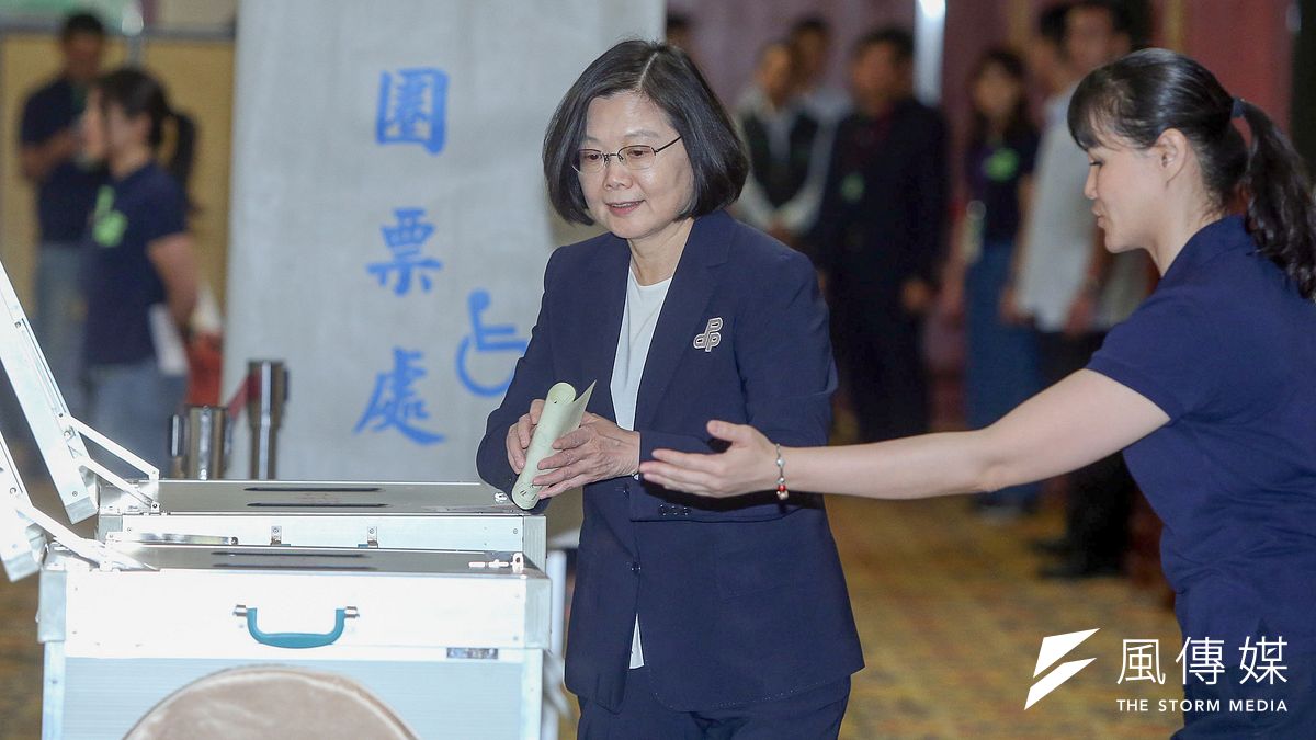 20180715-民進黨全國黨員代表大會後,進行中執委、中評委選舉投票,總統.民進黨黨主席蔡英文投票。(中央社提供) 20180715-民進黨全國黨員代表大會後,進行中執委、中評委選舉投票,總統.民進黨黨主席蔡英文投票。(中央社提供)