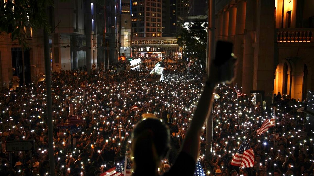 「香港人權民主法案集氣大會」是香港頒布禁蒙面法後,第一場獲得警方批准的「反送中」集會,主辦單位宣布至少有13萬人參加。(美聯社) 「香港人權民主法案集氣大會」是香港頒布禁蒙面法後,第一場獲得警方批准的「反送中」集會,主辦單位宣布至少有13萬人參加。(美聯社)