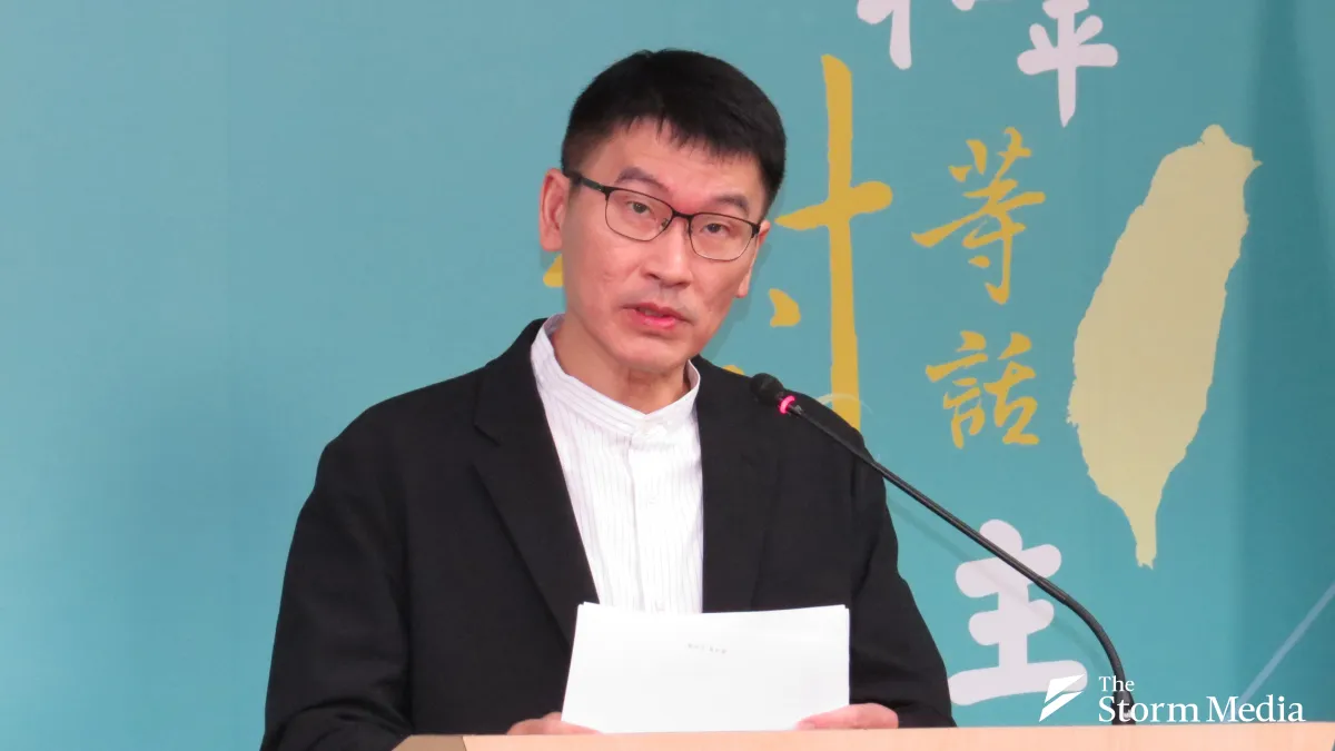 Mainland Affairs Council (MAC) Deputy Minister Liang Wen-chieh (梁文傑) presides over a routine press conference on July 9, noting that one Taiwan judge was interrogated during a trip to China and that 10 new cases of individuals going missing in China were