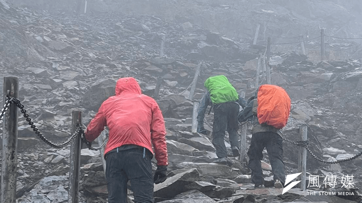 命只有一條,還在山上的朋友快下山。(圖/cjchen0225@instagram提供) 命只有一條,還在山上的朋友快下山。(圖/cjchen0225@instagram提供)