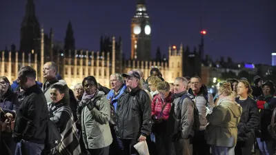 2022年英國女王伊麗莎白二世病逝,英國民眾徹夜排隊瞻仰靈柩(AP)