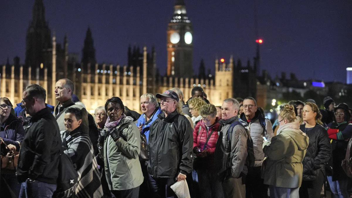 2022年英國女王伊麗莎白二世病逝,英國民眾徹夜排隊瞻仰靈柩(AP)
