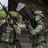 台湾空軍第4聯隊は11日、「無人機対処・基地防護」の攻防訓練を実施した。写真は、手持ち式の電波妨害銃を使用し、無人機の信号を遮断する隊員。(写真/国防部提供) 台湾空軍第4聯隊は11日、「無人機対処・基地防護」の攻防訓練を実施した。写真は、手持ち式の電波妨害銃を使用し、無人機の信号を遮断する隊員。(写真/国防部提供)