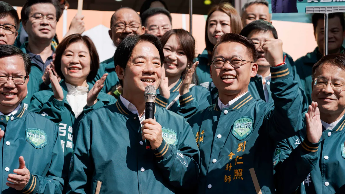 民進黨總統候選人賴清德今(22)日出席「桃園立委候選人聯合登記」記者會,帶領桃園區6位立委候選人進行聯合登記。(賴清德競選總部提供)