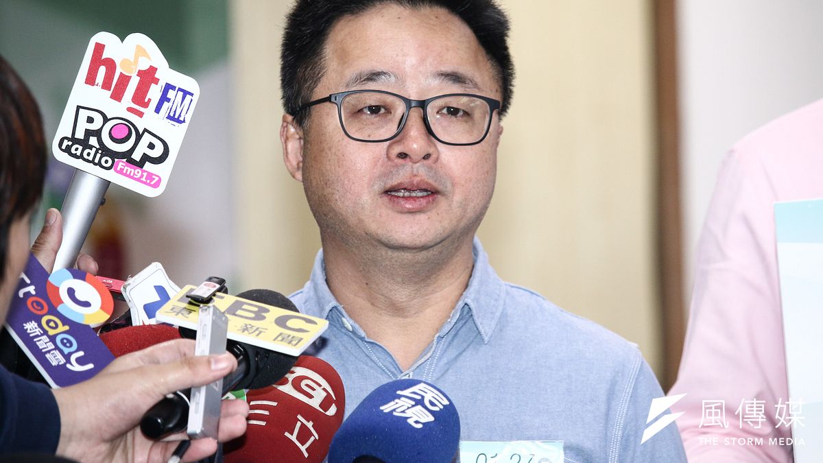 民進黨秘書長羅文嘉23日出席民進黨中常會,對於文化部長鄭麗君遭資深藝人掌摑事件,羅文嘉表示,民主社會中,每個人都有表達意見的自由,但表達形式不要去傷害別人,標準是一致的。(蔡親傑攝) 民進黨秘書長羅文嘉23日出席民進黨中常會,對於文化部長鄭麗君遭資深藝人掌摑事件,羅文嘉表示,民主社會中,每個人都有表達意見的自由,但表達形式不要去傷害別人,標準是一致的。(蔡親傑攝)