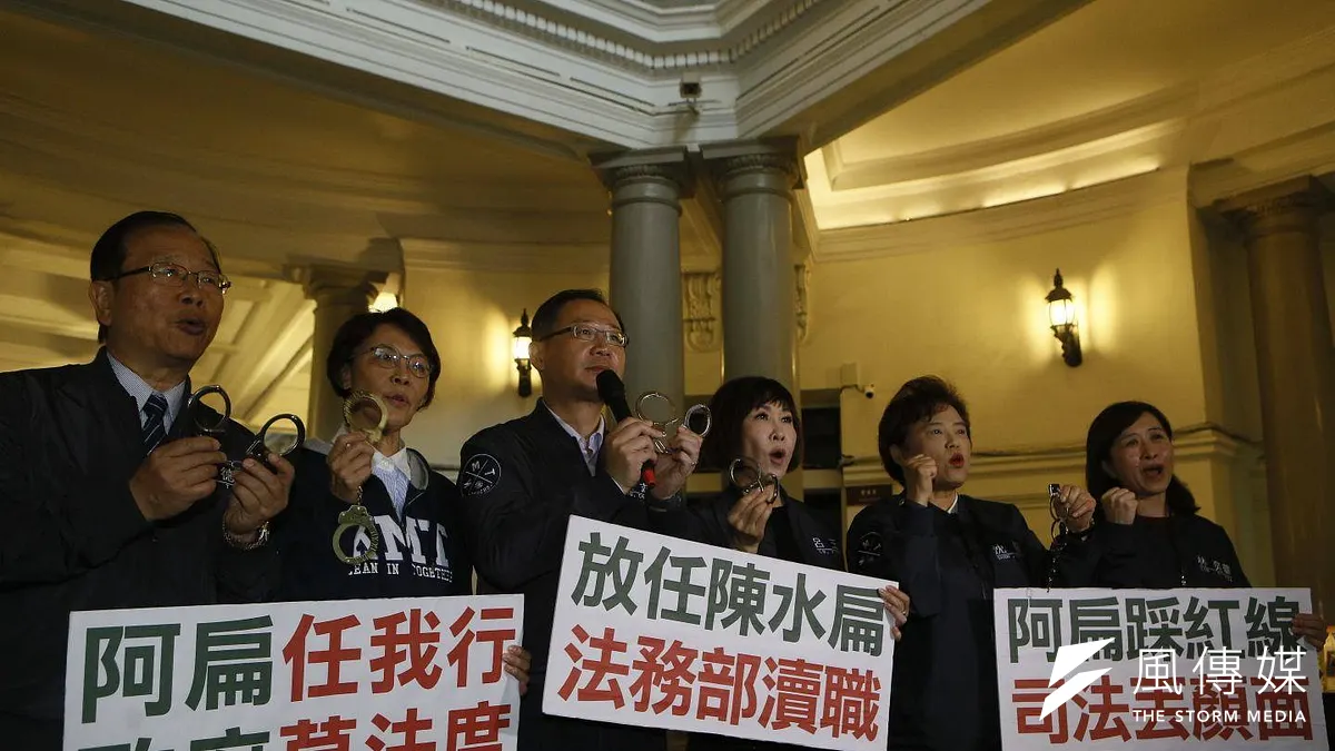 國民黨立法院黨團16日上午赴監察院,舉發法務部長蔡清祥、矯正署署長黃俊棠及台中監獄典獄長邱鴻基,縱容前總統陳水扁違反保外就醫規定,已違法瀆職。(周怡孜攝) 國民黨立法院黨團16日上午赴監察院,舉發法務部長蔡清祥、矯正署署長黃俊棠及台中監獄典獄長邱鴻基,縱容前總統陳水扁違反保外就醫規定,已違法瀆職。(周怡孜攝)