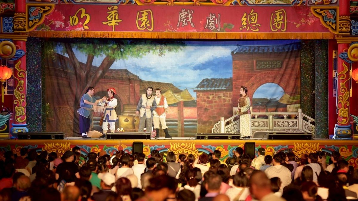 揪甘心!康裕成率議員邀市民作伙看戲 乎阿母心笑咪咪