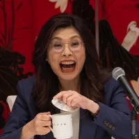 習近平国家主席との会談を終えて台湾に戻った国民党の鄭麗文主席。台湾の政治番組で中国側との友好的な交流について語った。(資料写真/AP通信) 習近平国家主席との会談を終えて台湾に戻った国民党の鄭麗文主席。台湾の政治番組で中国側との友好的な交流について語った。(資料写真/AP通信)