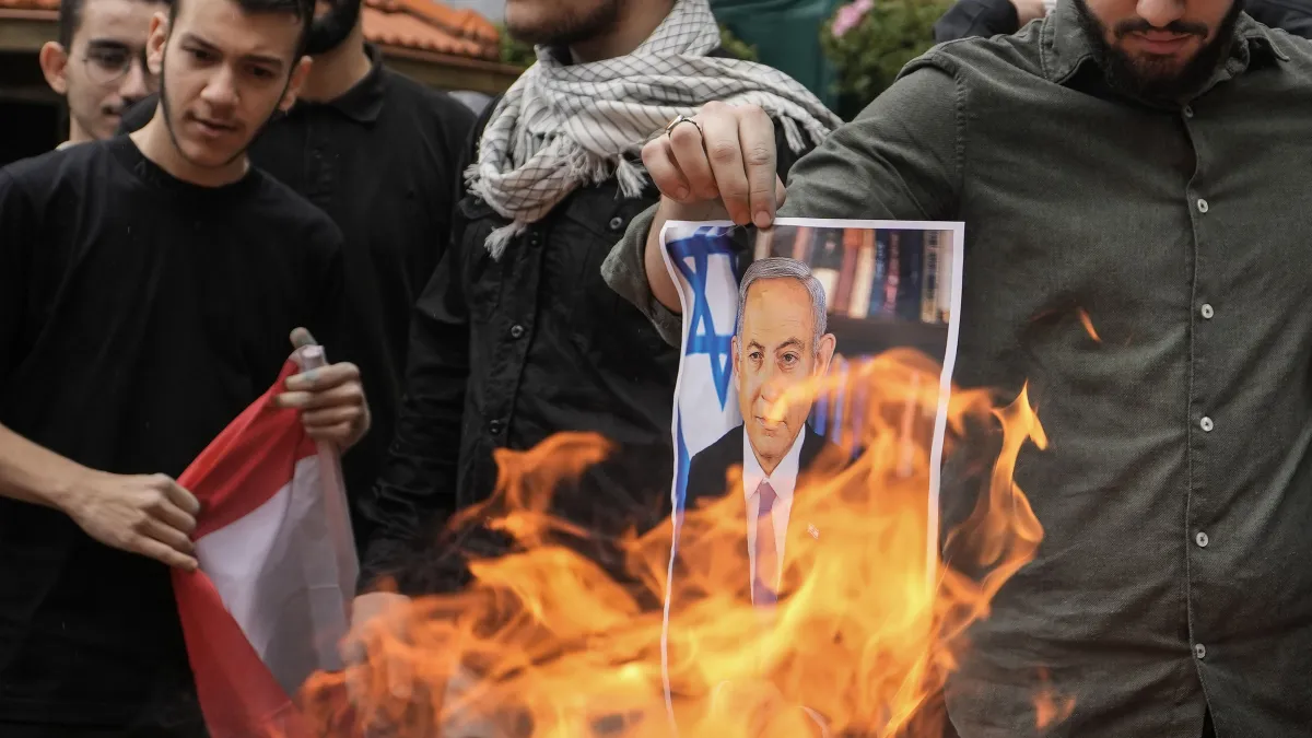 2024年4月30日,黎巴嫩美國大學(Lebanese American University)的學生在校園內舉行反戰抗議,並且焚燒以色列總理納坦雅胡的照片。(美聯社)
