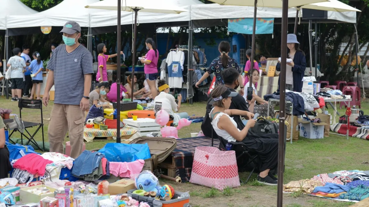 臺東縣政府舉辦「循環舊愛好物免廢市集」活動,歡迎民眾將家中閒置物品帶到活動現場交換。(圖/臺東縣政府環境保護局提供)