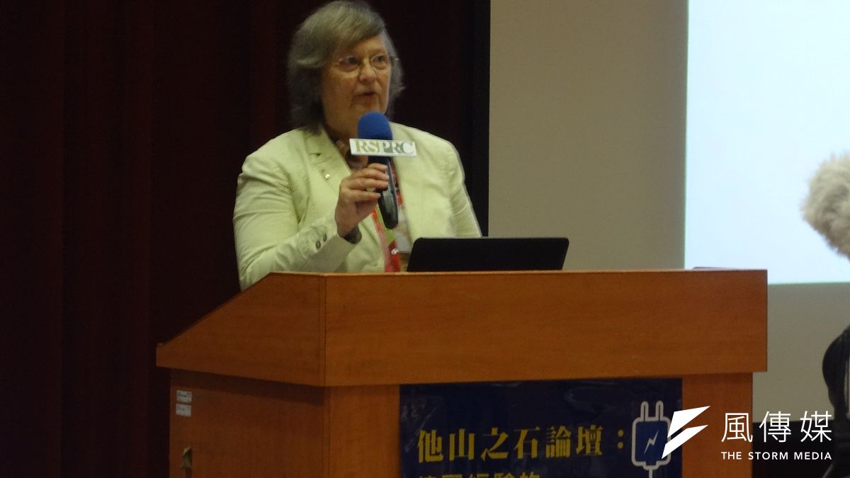 「他山之石論壇:德國經驗的能源轉型與核廢處理」,邀請德國聯邦議員霍恩女士(Ms. Bärbel Höhn)來台分享德國能源轉型與核廢處理經驗。(郭佩凌攝) 「他山之石論壇:德國經驗的能源轉型與核廢處理」,邀請德國聯邦議員霍恩女士(Ms. Bärbel Höhn)來台分享德國能源轉型與核廢處理經驗。(郭佩凌攝)