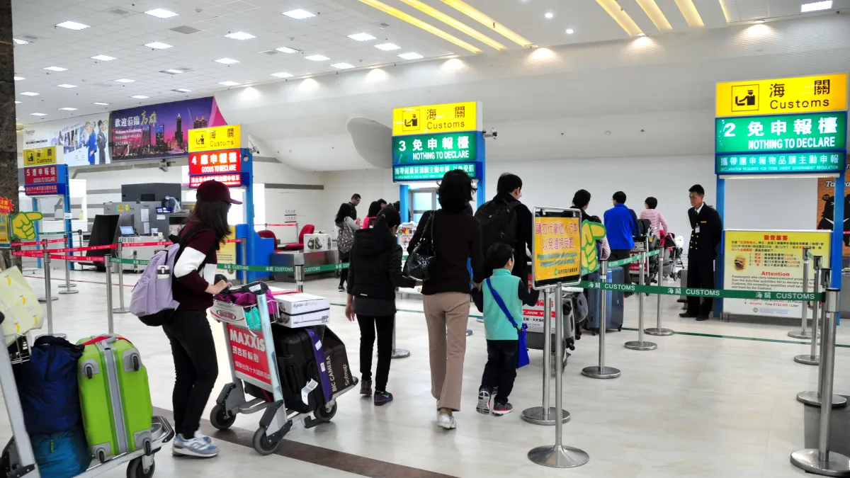為防洗錢,從28日起入出境攜帶或以貨物運送、快遞、郵寄或其他相類之方法運送下列現鈔或物品,應向海關申報,若未如實申報,超額部分將被沒收或罰鍰。(高雄海關提供)