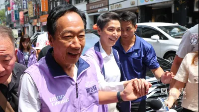 總統擬參選人郭台銘(左)與副手賴佩霞(右)20日至板橋「阿銘之友會」連署站加油打氣。(顏麟宇攝)