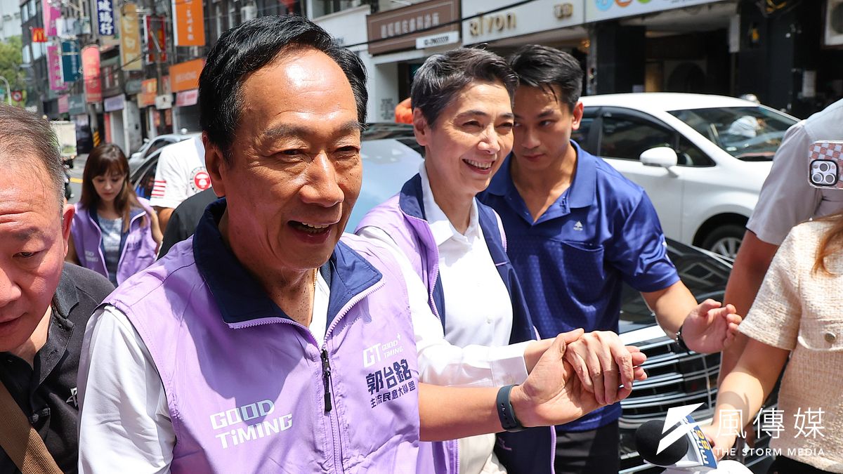 總統擬參選人郭台銘(左)與副手賴佩霞(右)20日至板橋「阿銘之友會」連署站加油打氣。(顏麟宇攝) 總統擬參選人郭台銘(左)與副手賴佩霞(右)20日至板橋「阿銘之友會」連署站加油打氣。(顏麟宇攝)