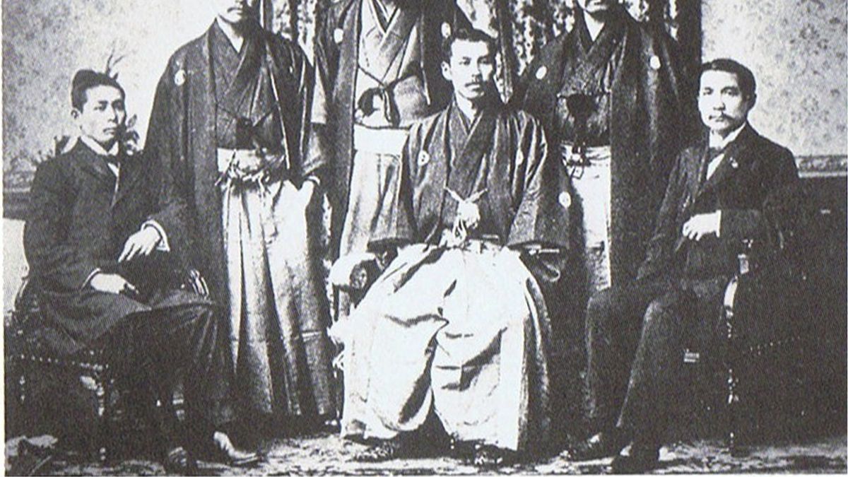 同盟會成立當天,地板竟然被踏穿了,孫文如何靠嘴砲扭轉這尷尬局面?(右一為孫文,圖/wikimedia commons) 同盟會成立當天,地板竟然被踏穿了,孫文如何靠嘴砲扭轉這尷尬局面?(右一為孫文,圖/wikimedia commons)