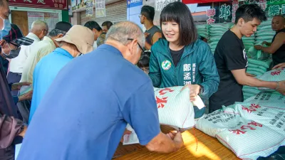 高市議員鄭孟洳傳承世音慈善會創辦人鄭新助超過25年的愛心公益精神,舉辦愛心白米的發放活動。(圖/鄭孟洳服務處提供)