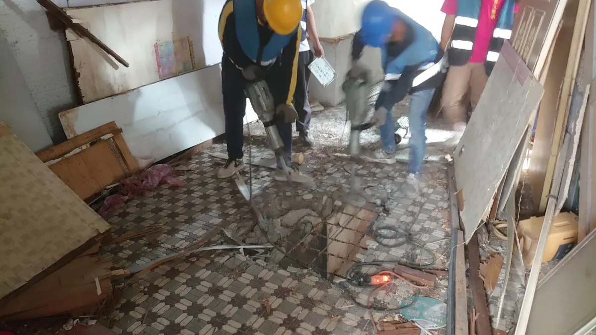 三重區一名退休教師將2棟同一條巷道頭尾各一間違建公寓隔成多間套雅房,遭到拆除大隊於22日進場強制拆除違建。(圖/新北市工務局提供)