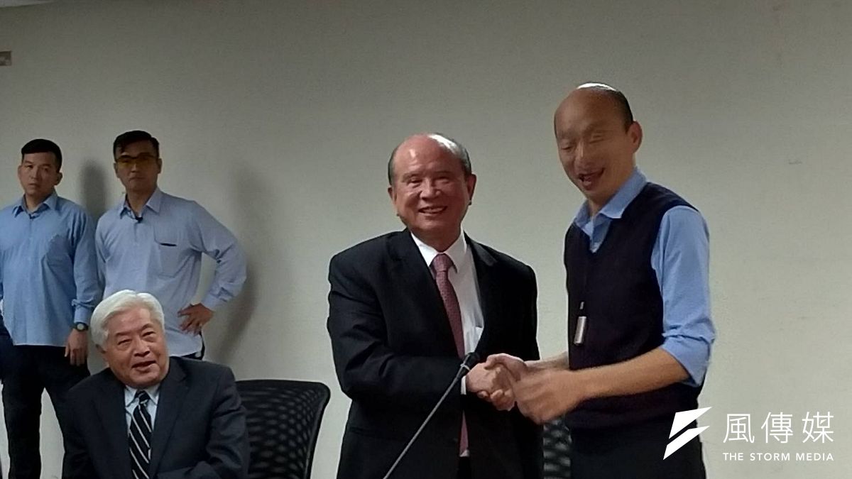 義聯集團於今(7)日拜訪高雄市長韓國瑜,董事長林義守表示會支持市府拚經濟。(圖/徐炳文攝) 義聯集團於今(7)日拜訪高雄市長韓國瑜,董事長林義守表示會支持市府拚經濟。(圖/徐炳文攝)