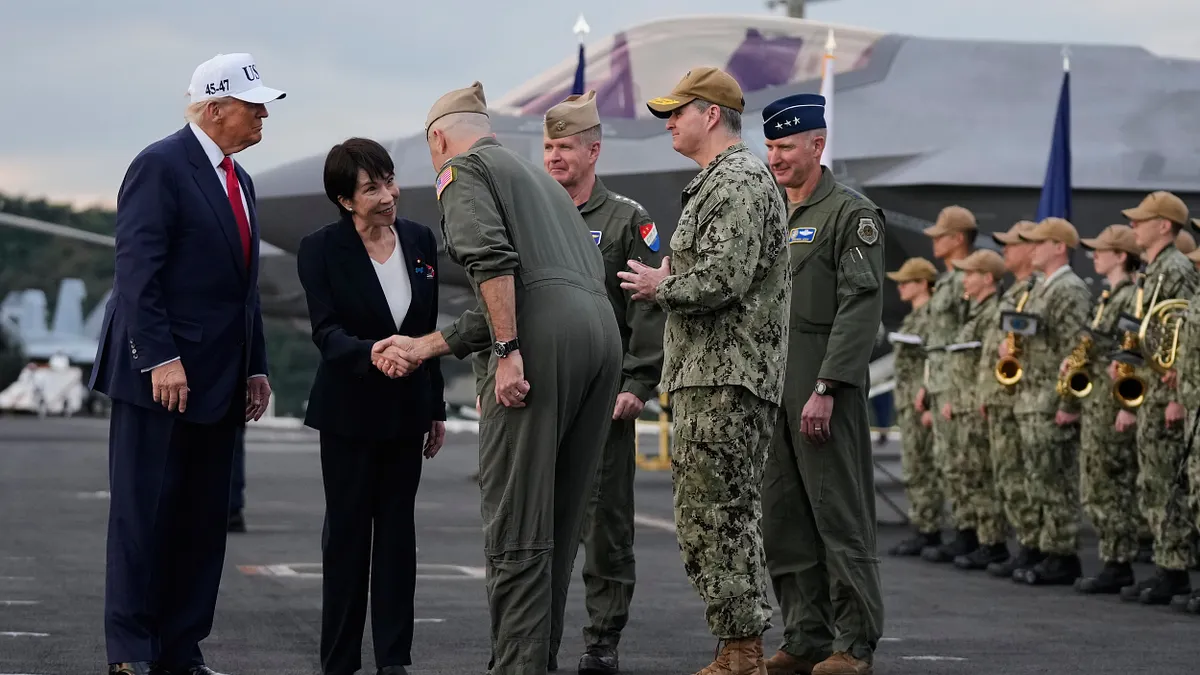 2025年10月28日、米国のトランプ大統領と日本の高市早苗首相は、米軍のジョージ・ワシントン航空母艦に共に登艦した。(写真/AP通信提供)