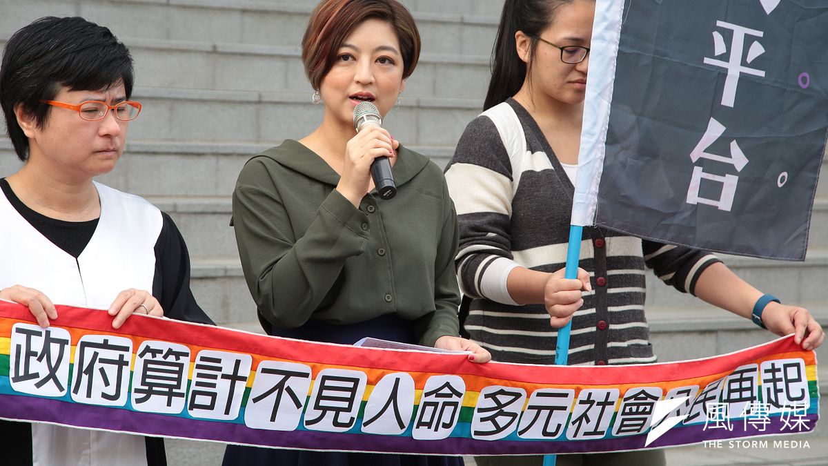 婚姻平權大平台總召集人呂欣潔4日於「呂欣潔、陳凌同性婚姻登記行政訴訟案」宣判後,召開「政府算計不見人名,多元社會公民再起」記者會。(顏麟宇攝) 婚姻平權大平台總召集人呂欣潔4日於「呂欣潔、陳凌同性婚姻登記行政訴訟案」宣判後,召開「政府算計不見人名,多元社會公民再起」記者會。(顏麟宇攝)