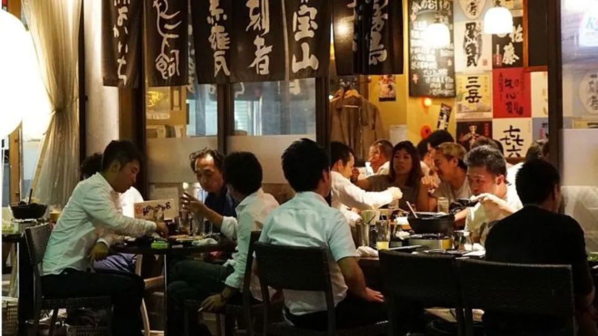 日本上班族通常下了班也躲不過應酬(BBC中文網)