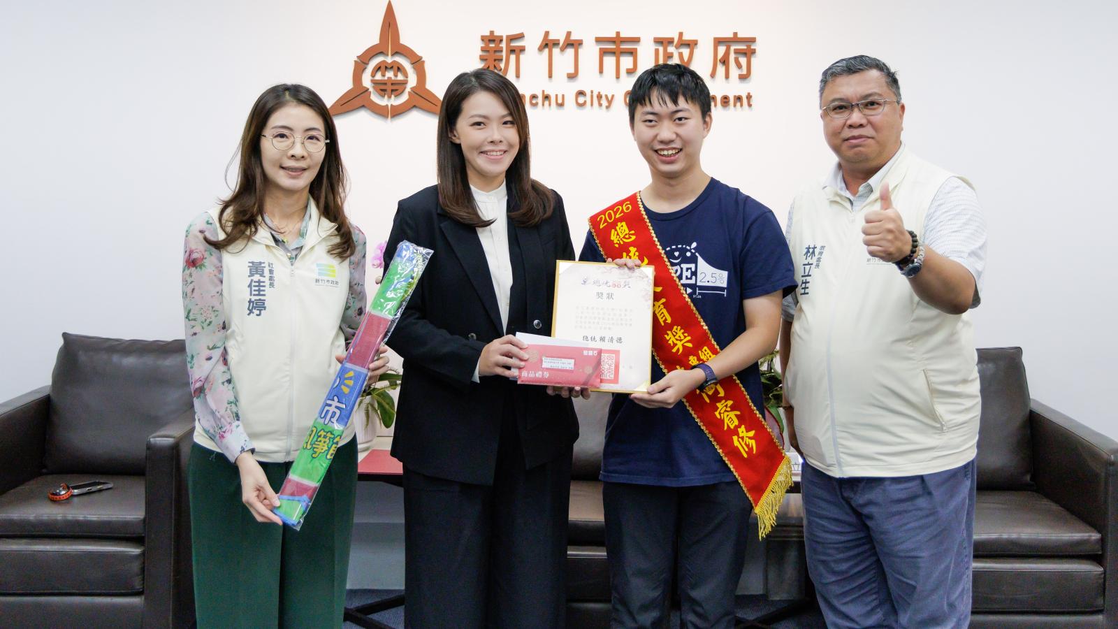 不向命運低頭的生命鬥士!高虹安接見「總統教育獎」何睿修及「奮發向上獎」張斈丞