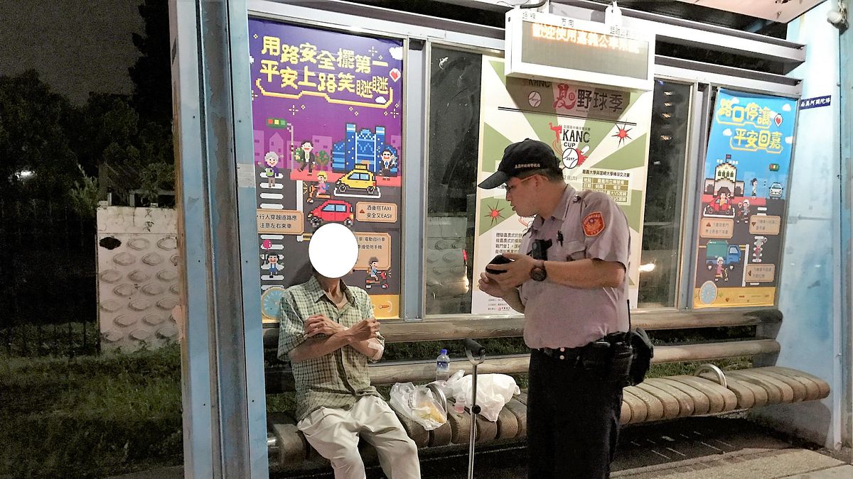 颱風天蹲坐於草叢 熱心警攙扶老翁至候車處休息 颱風天蹲坐於草叢 熱心警攙扶老翁至候車處休息