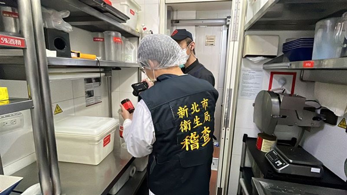 新北市前往八方雲集稽查,發現去年12月進貨的4104公斤辣椒粉全被製成「韓式餡」及「紹辣醬」,現場無存貨。(圖/新北市衛生局提供) 新北市前往八方雲集稽查,發現去年12月進貨的4104公斤辣椒粉全被製成「韓式餡」及「紹辣醬」,現場無存貨。(圖/新北市衛生局提供)