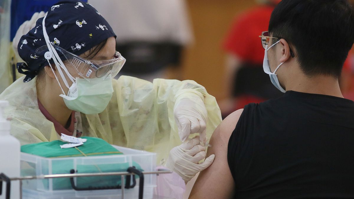 面對疫苗必須一打再打、卻仍可能確診新冠肺炎,部分民眾出現「疫苗疲乏」。示意圖(資料照,柯承惠攝) 面對疫苗必須一打再打、卻仍可能確診新冠肺炎,部分民眾出現「疫苗疲乏」。示意圖(資料照,柯承惠攝)