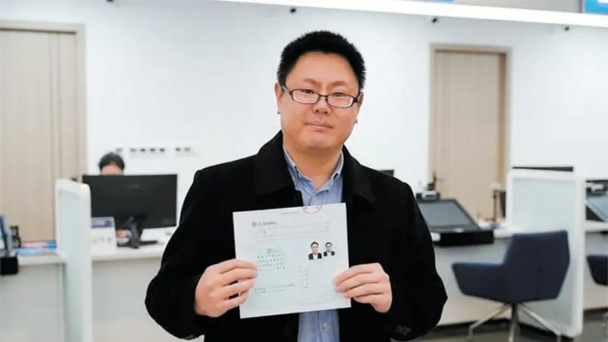 在大陸的「台籍教師張立齊」因領用大陸定居證,遭陸委會取消台灣身分,是第1個因定居證失去台灣身分的案例。(取自央視網)