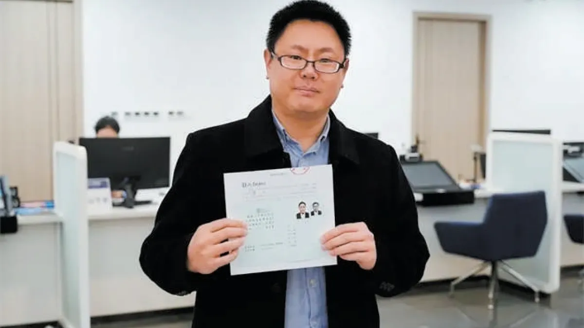 在大陸的「台籍教師張立齊」因領用大陸定居證,遭陸委會取消台灣身分,是第一個因定居證去去台灣身分的案例。(圖/取自央視網)
