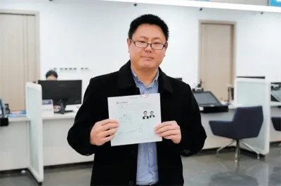 在大陸的「台籍教師張立齊」因領用大陸定居證,遭陸委會取消台灣身分,是第一個因定居證去去台灣身分的案例。(取自央視網)