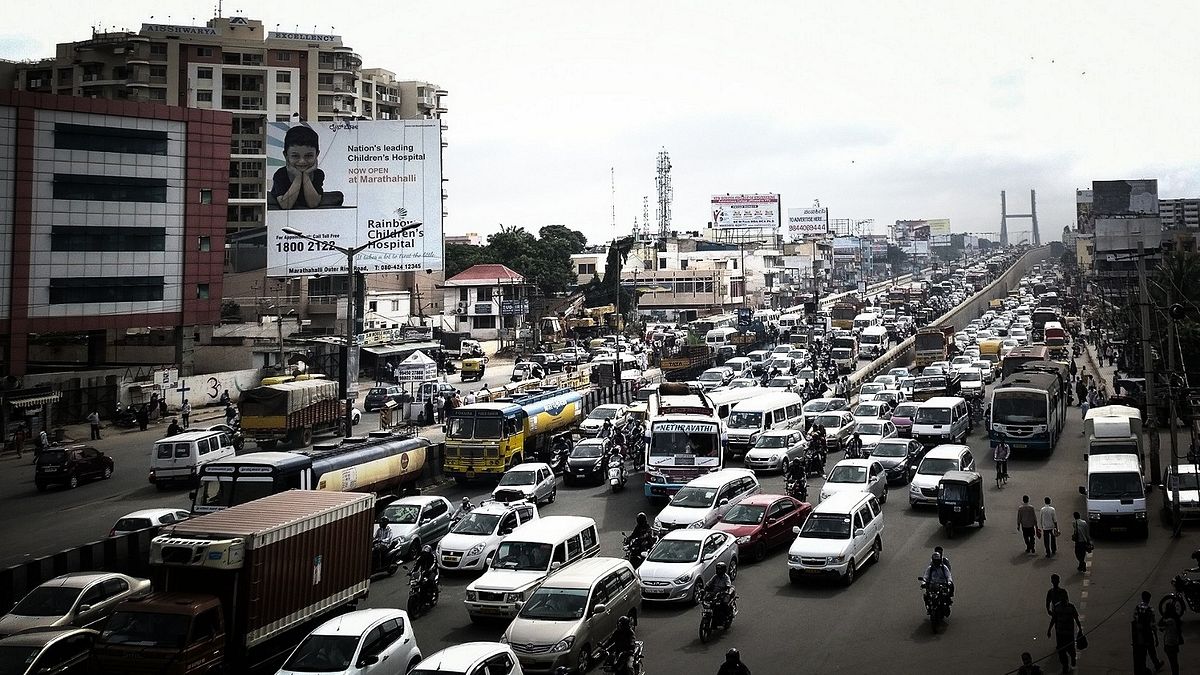 班加羅爾有印度矽谷之稱,為印度第五大城,也是印度次大陸幾個最成功的範例之一。作者認為,班加羅爾的財富不是來自於工業實力,而是藉由將優秀人才聚集於一處,輕易地讓本地與外國(無論來自新加坡還是矽谷)優秀人才與印度的人力資本連結在一起。(取自維基百科) 班加羅爾有印度矽谷之稱,為印度第五大城,也是印度次大陸幾個最成功的範例之一。作者認為,班加羅爾的財富不是來自於工業實力,而是藉由將優秀人才聚集於一處,輕易地讓本地與外國(無論來自新加坡還是矽谷)優秀人才與印度的人力資本連結在一起。(取自維基百科)
