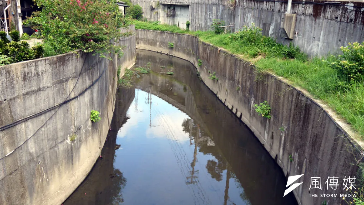 無名橋下的長期排水問題,造成淹水。(圖/張毅攝)