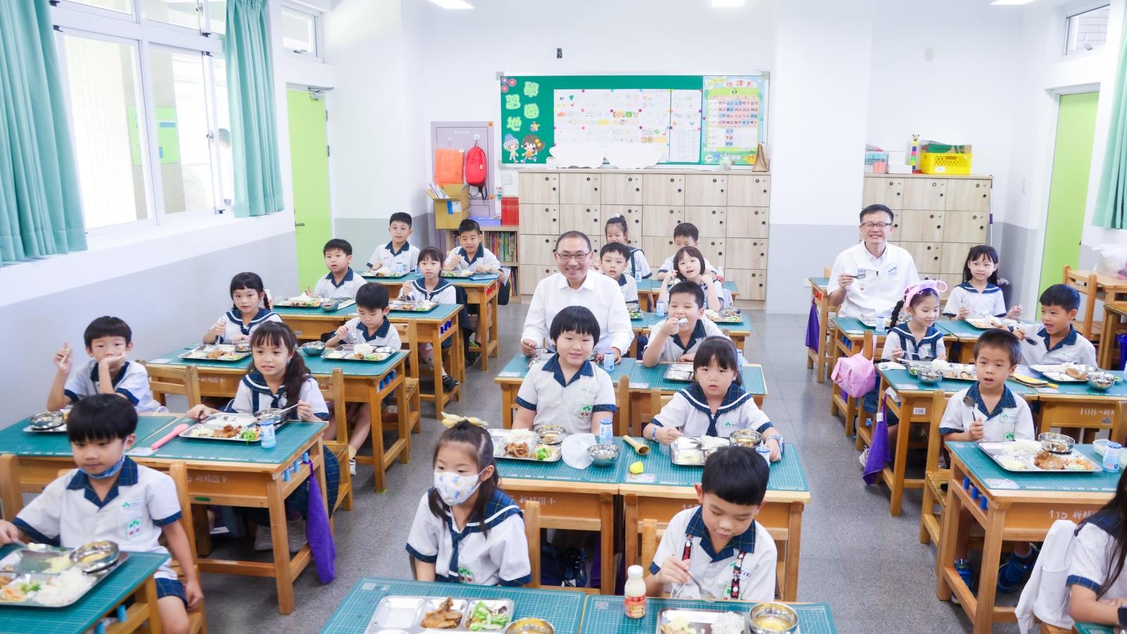新北免費營養午餐開學日上路!侯友宜陪學童共享美味健康