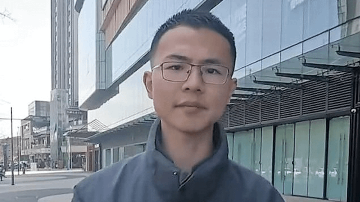 戶晨風透過實境街訪影片來挑戰這個「購買力」神話,曝露中國老人貧窮問題,影片全被下架。(翻拍自YouTube) 戶晨風透過實境街訪影片來挑戰這個「購買力」神話,曝露中國老人貧窮問題,影片全被下架。(翻拍自YouTube)