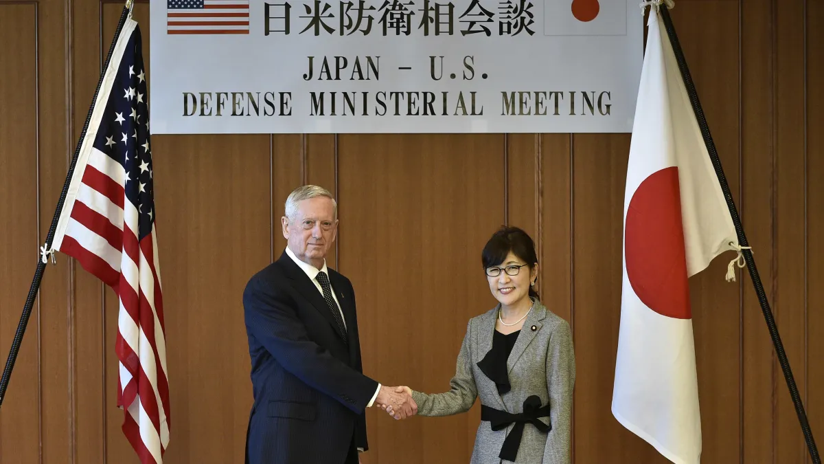 美國國防部長馬提斯(左)與日本防衛大臣稻田朋美共同召開記者會,馬提斯再次提到釣魚台適用美日安保的範圍。(美聯社)