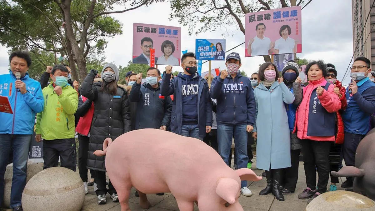 國民黨拚反萊豬、還我公投2項連署案,安排在全國159處議員選區、168個連署點「遍地開花」,黨內要角也分別前往不同地方助陣。圖左五為國民黨主席江啟臣、左六為前總統馬英九。(取自中國國民黨 KMT 臉書)