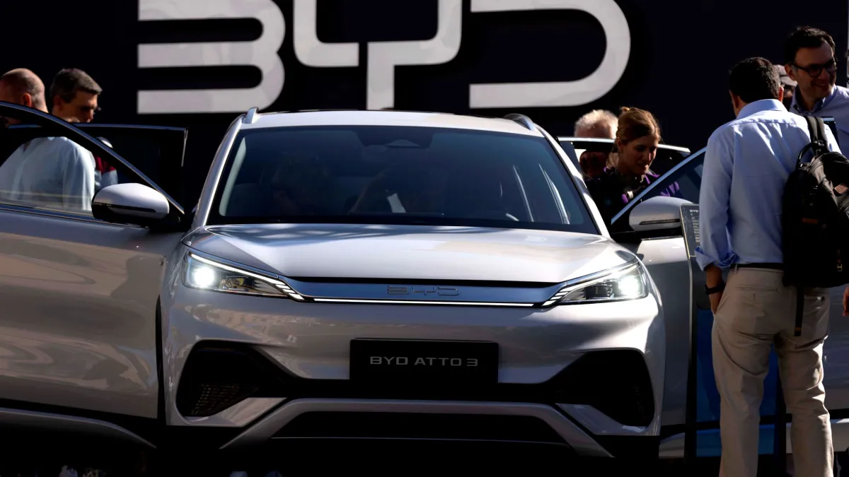 中國車廠比亞迪(BYD)在慕尼黑車展展示自家電動車。(美聯社)