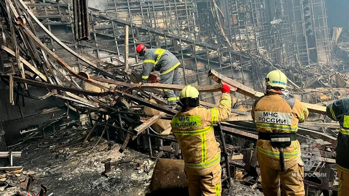 2024年3月23日,莫斯科音樂廳恐攻事件過後的建築殘骸。(AP)